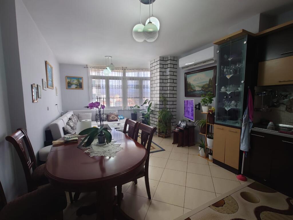 Shitet apartament 2+1+2 ne shëtitoren Pogradecit Pogradec