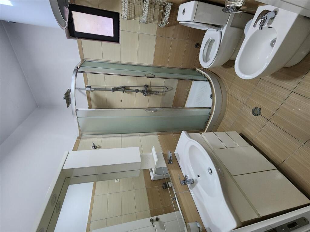 Jepet me qera 2+1 mbikalimi Kristal Center