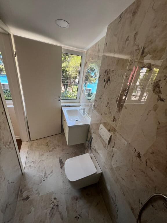 Ufficio in affitto a Bllok (ID BZ2624) Tirana