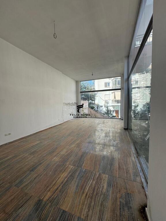 IN VENDITA NEGOZIO 125 M2 LAGO ASCIUTTO