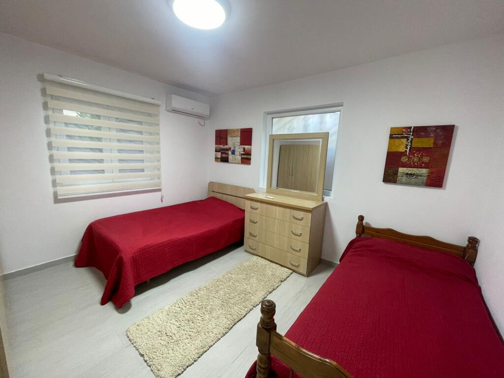Un appartamento è offerto in affitto in una villa a 3 piani.