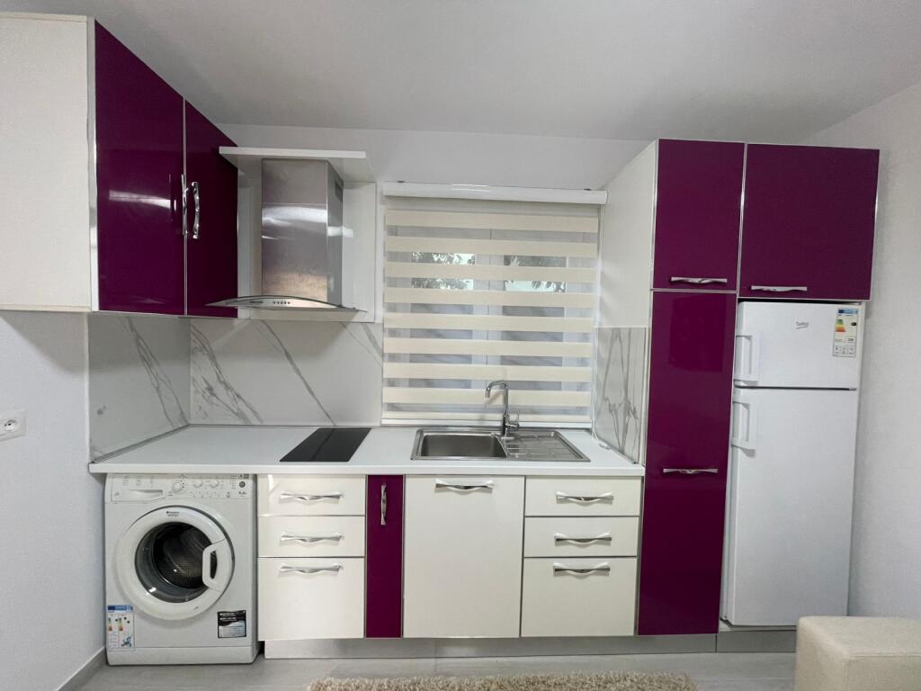 Un appartamento è offerto in affitto in una villa a 3 piani.
