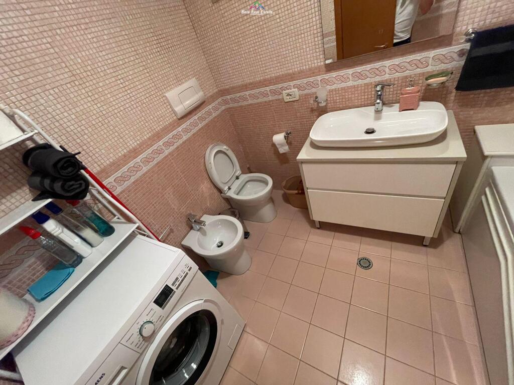Apartament Me Qera 3+1 Tek Tregu Elektrik (ID B23125) Tirane.