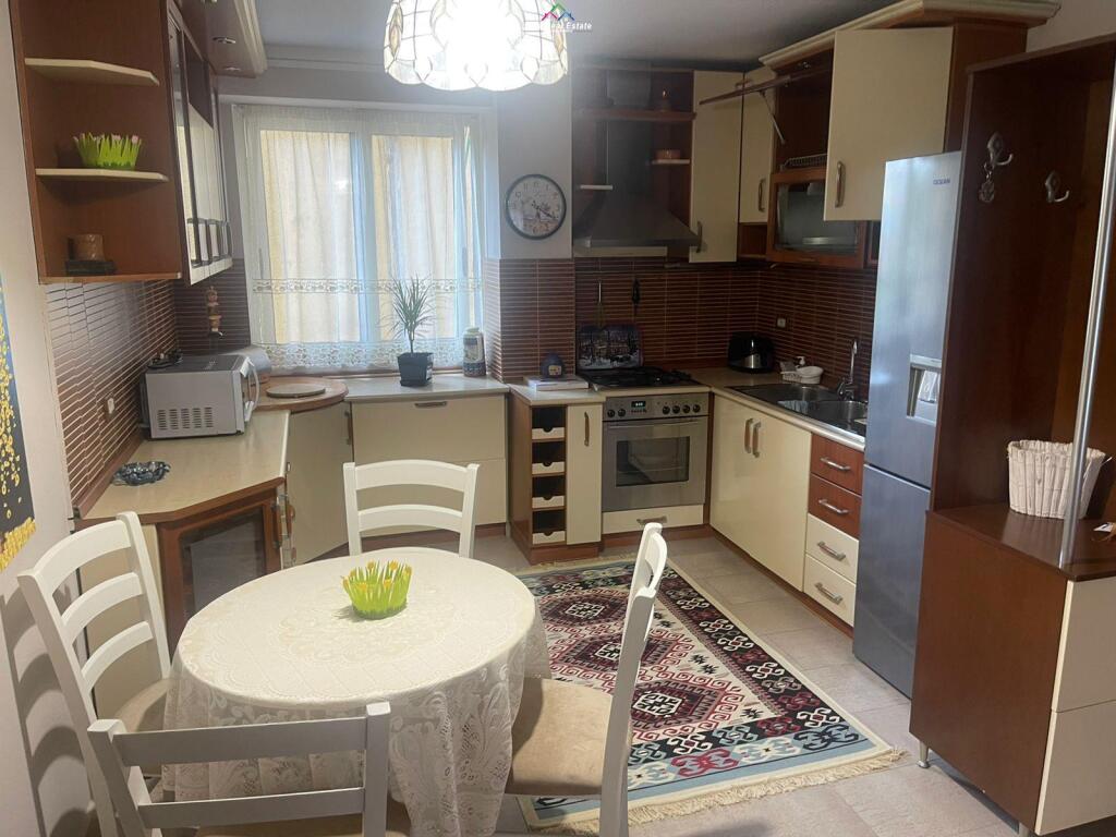 Apartament Me Qera 3+1 Tek Tregu Elektrik (ID B23125) Tirane.