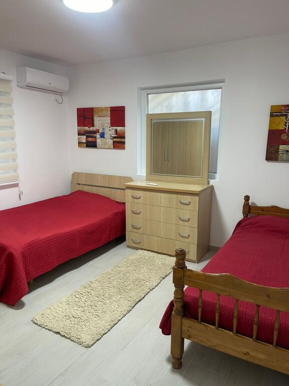 Un appartamento è offerto in affitto in una villa a 3 piani.