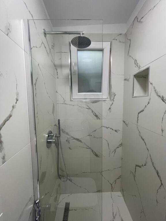 Un appartamento è offerto in affitto in una villa a 3 piani.