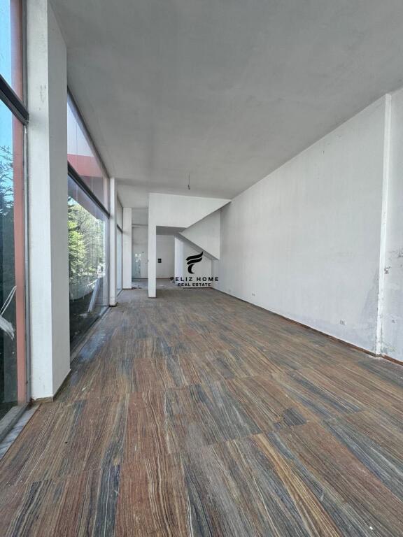 IN VENDITA NEGOZIO 125 M2 LAGO ASCIUTTO