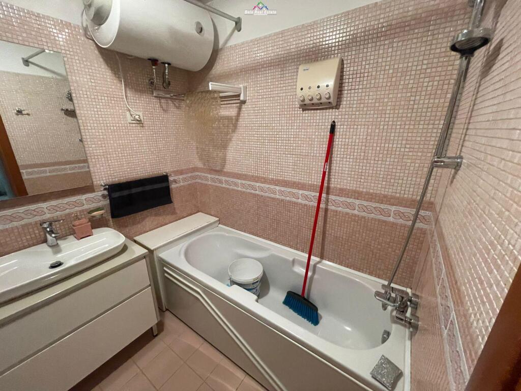 Apartament Me Qera 3+1 Tek Tregu Elektrik (ID B23125) Tirane.