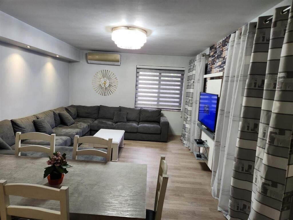 Jepet me qera 2+1 mbikalimi Kristal Center
