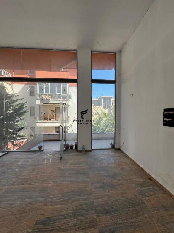 IN VENDITA NEGOZIO 125 M2 LAGO ASCIUTTO