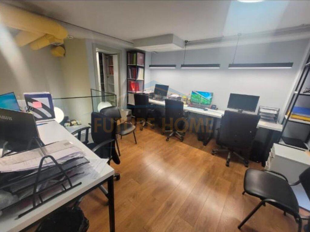 Qira, Ambient Biznesi, Qendër