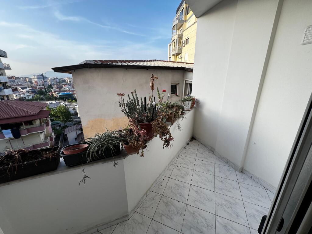 Rent Apartment 1+1 at Komuna e Parisit