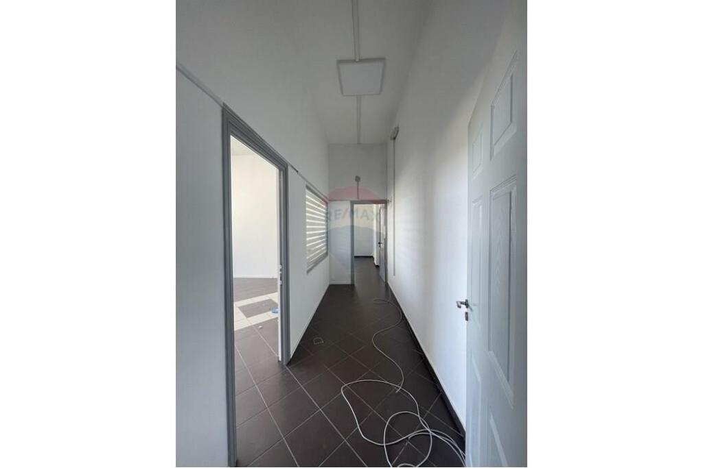 Office space for rent in Komuna e Parisit