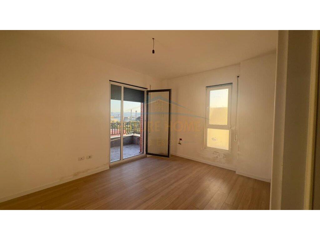 Shitet Apartament 2+1+Verande, Paskuqan