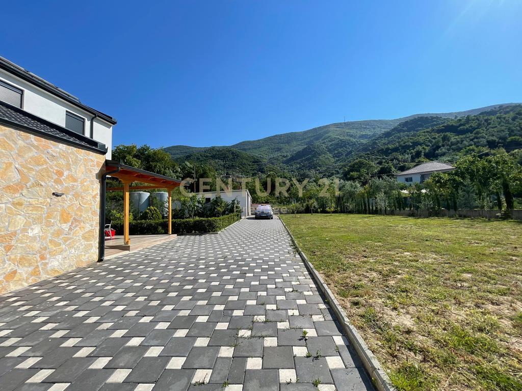 Luxury villa for rent in the area of Bërzhitë – 200 m² construction, 4000 m² land