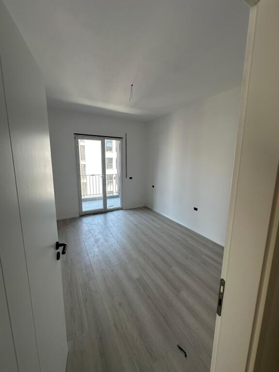 Vendita appartamento 3+1 a Kamez. L'appartamento ha una superficie di 124m2. È organizzato in: Soggiorno + Cucina, 3 Camere da letto, 2 Bagni. L'edificio si trova in una zona molto frequentata, così come in una zona molto tranquilla che offre una vita molto confortevole. Pronto per abitare entro un mese!