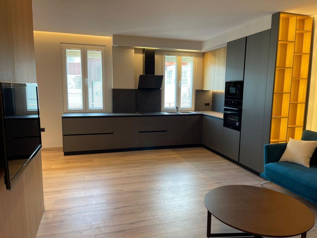 🏢 Jepet me Qira Apartament 2+1 + 2 Post Parkime te Nënkalimi i Komunës së Parisit!