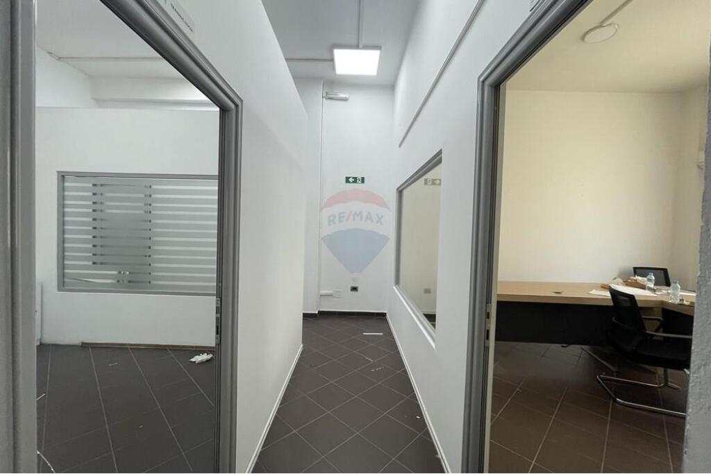 Office space for rent in Komuna e Parisit
