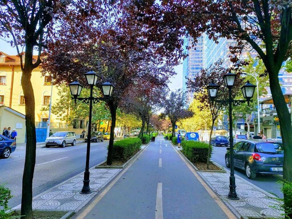 Ambient Biznesi me Qira Prane Rruges se Kavajes!!!