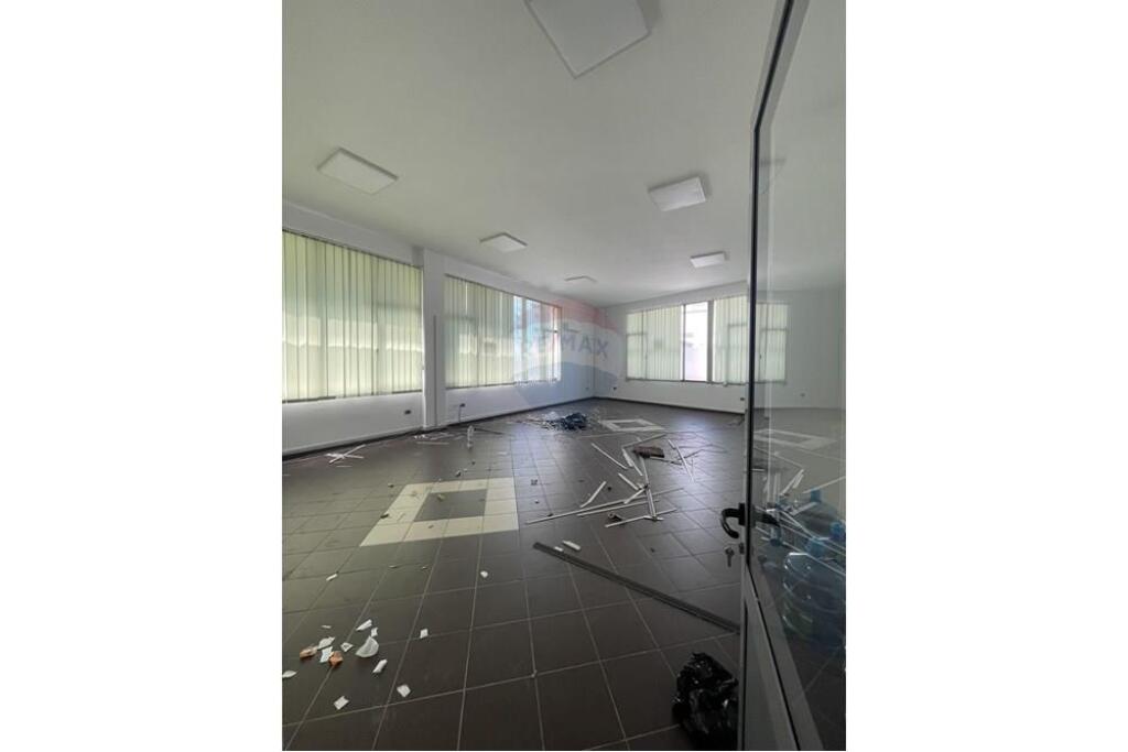Office space for rent in Komuna e Parisit