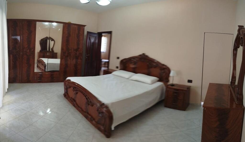 Shtëpi 2+1+2 me Qira në Kodra e Priftit, Tiranë - 120 m²