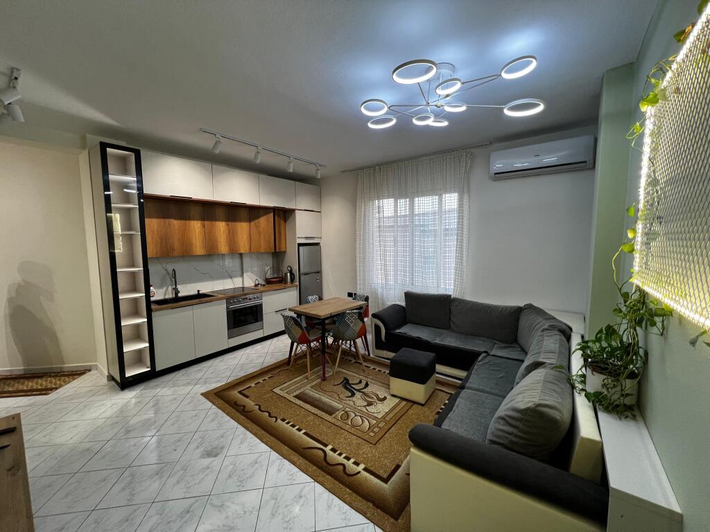 Rent Apartment 1+1 at Komuna e Parisit