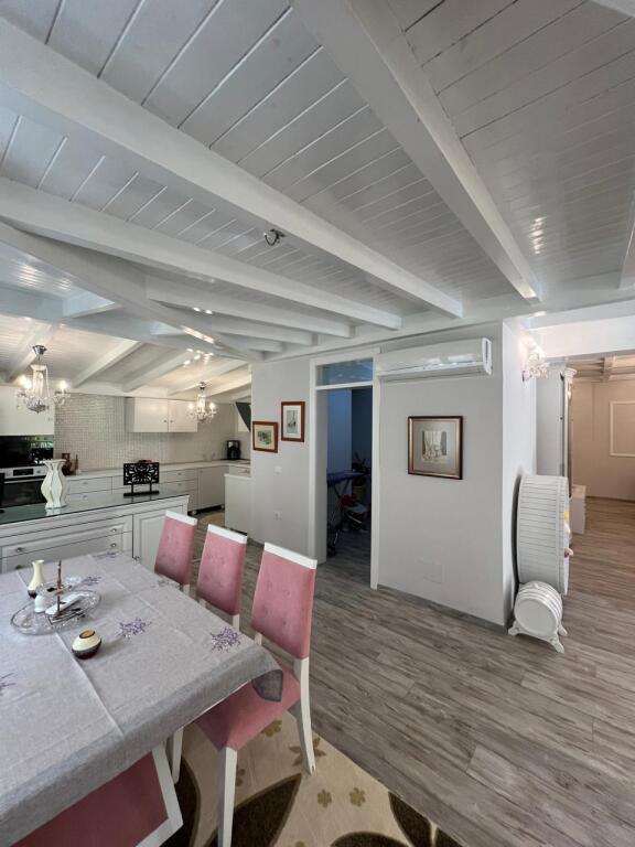 For sale House 3+1 in Vlorë, near Conad - With Balcony and 2 Bathrooms.