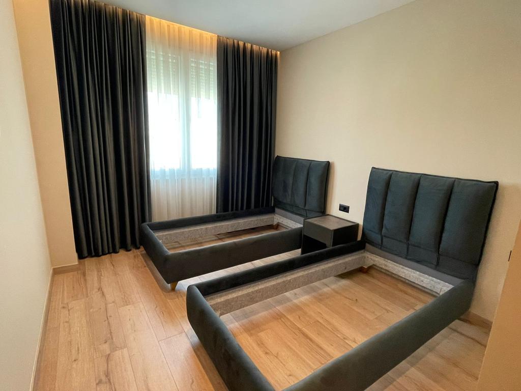 🏢 Jepet me Qira Apartament 2+1 + 2 Post Parkime te Nënkalimi i Komunës së Parisit!