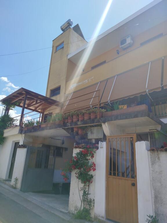 Shtëpi 2+1+2 me Qira në Kodra e Priftit, Tiranë - 120 m²