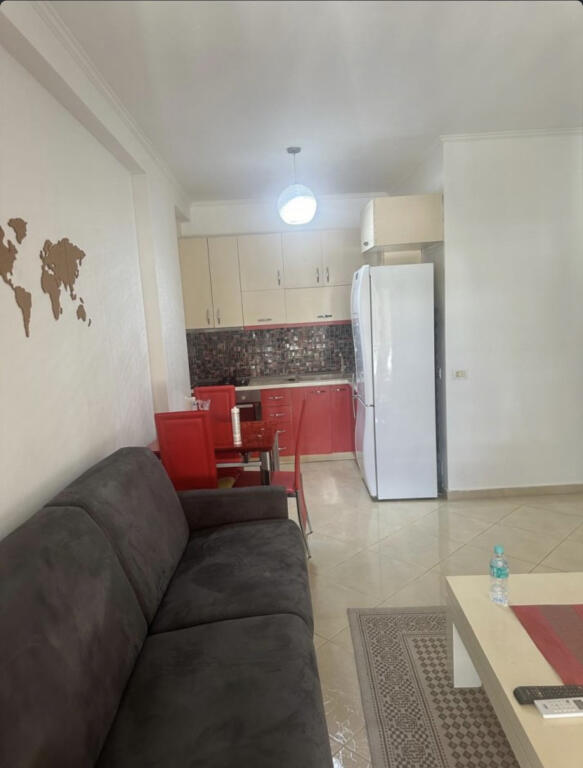 Një apartament 1+1 jepet me qira në Astir!