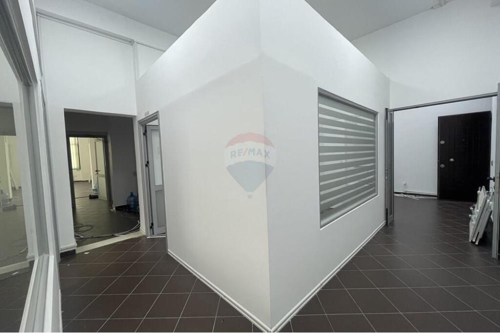 Office space for rent in Komuna e Parisit