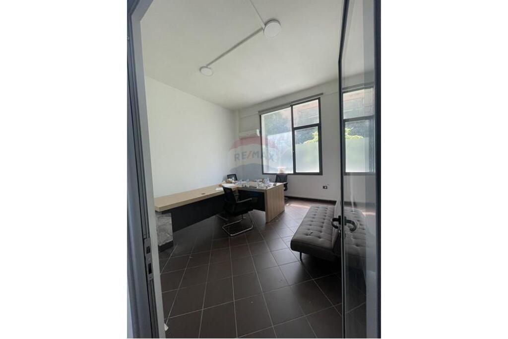 Office space for rent in Komuna e Parisit
