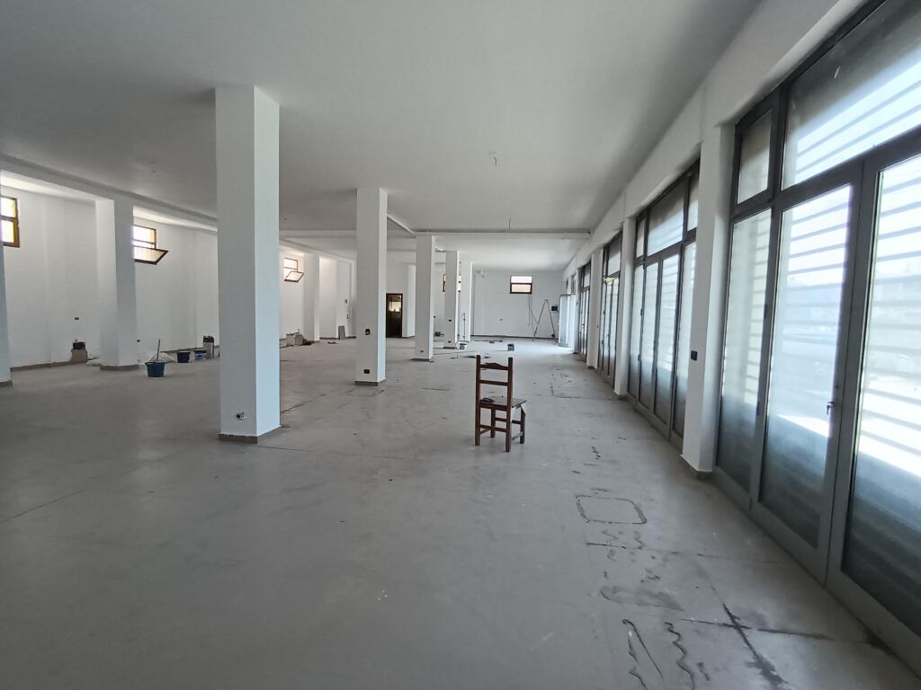 Ambient komercial per qira prane rruga Siri Ambient komercial per qira prane rruga Siri kodra