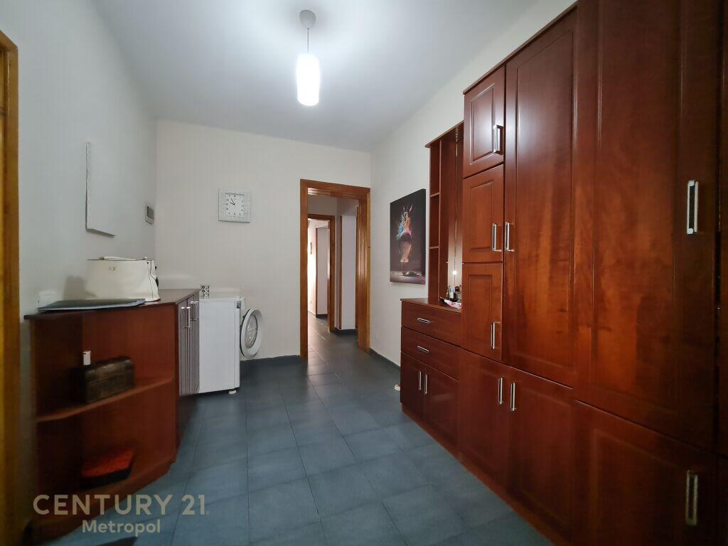 Shitet Apartament 1+1 Brryli