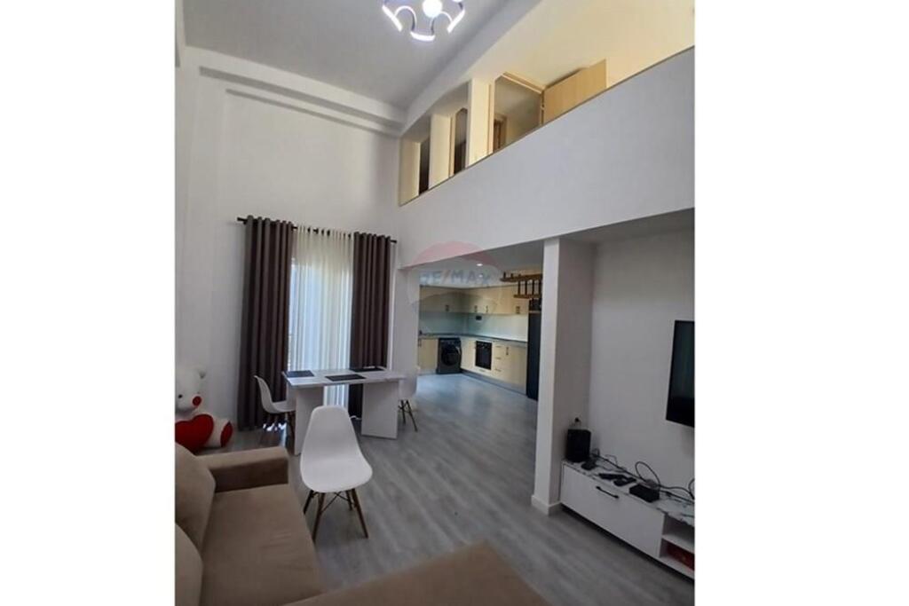 Duplex in affitto, Liqeni i Thate