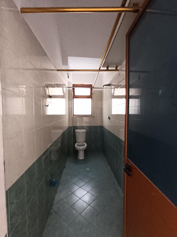 Ambient komercial per qira prane rruga Siri Ambient komercial per qira prane rruga Siri kodra