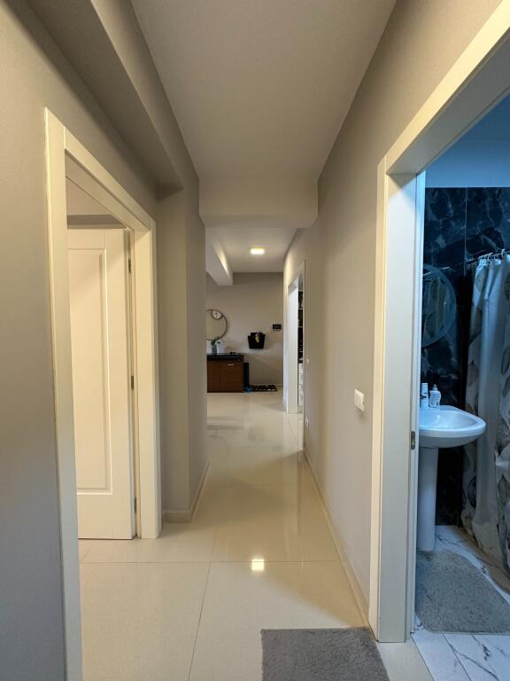 Luxury 1+1 apartment for rent at the beginning of Myslym Shyri.
