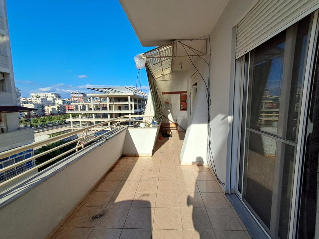 APARTAMENT PËR QIRA