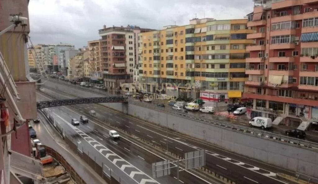 Ambient Biznesi me Qira 2 Kate prane Komunes se Parisit