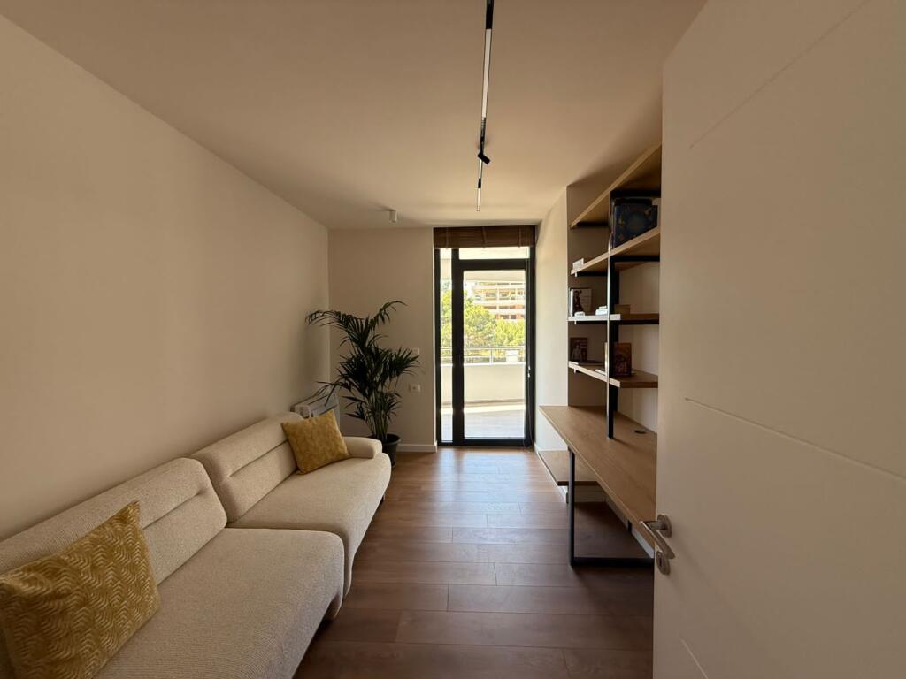 Luxurious 2+1 Apartment for Rent in White Hill