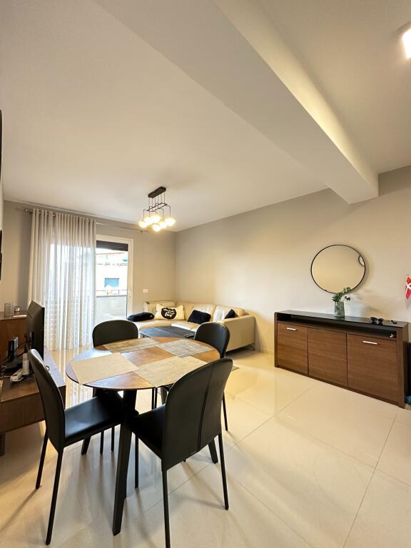 Luxury 1+1 apartment for rent at the beginning of Myslym Shyri.