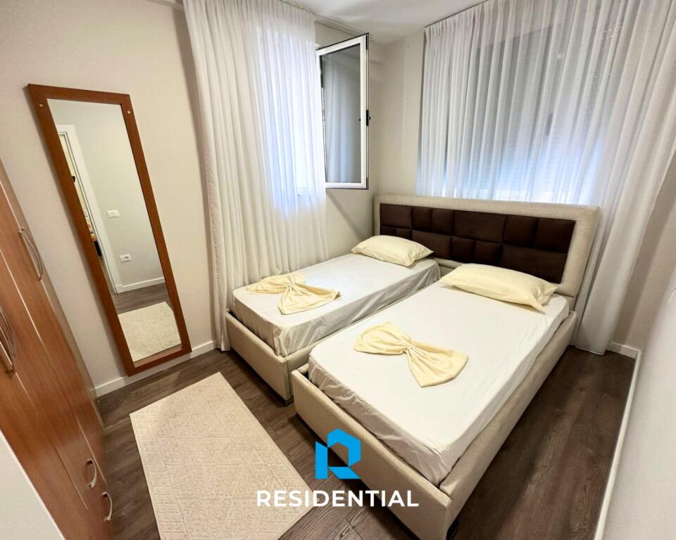 Tek Kodra e Diellit, shitet apartament 2+1+2 i mobiluar!