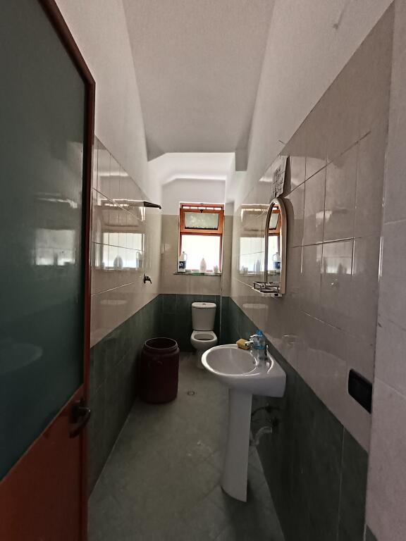 Ambient komercial per qira prane rruga Siri Ambient komercial per qira prane rruga Siri kodra
