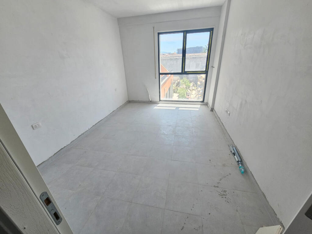 Ufficio in Affitto 2+1 presso il Complesso ASL 2 (ID BZ2628) Tirana.
