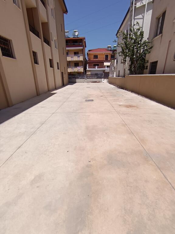 Ambient komercial per qira prane rruga Siri Ambient komercial per qira prane rruga Siri kodra