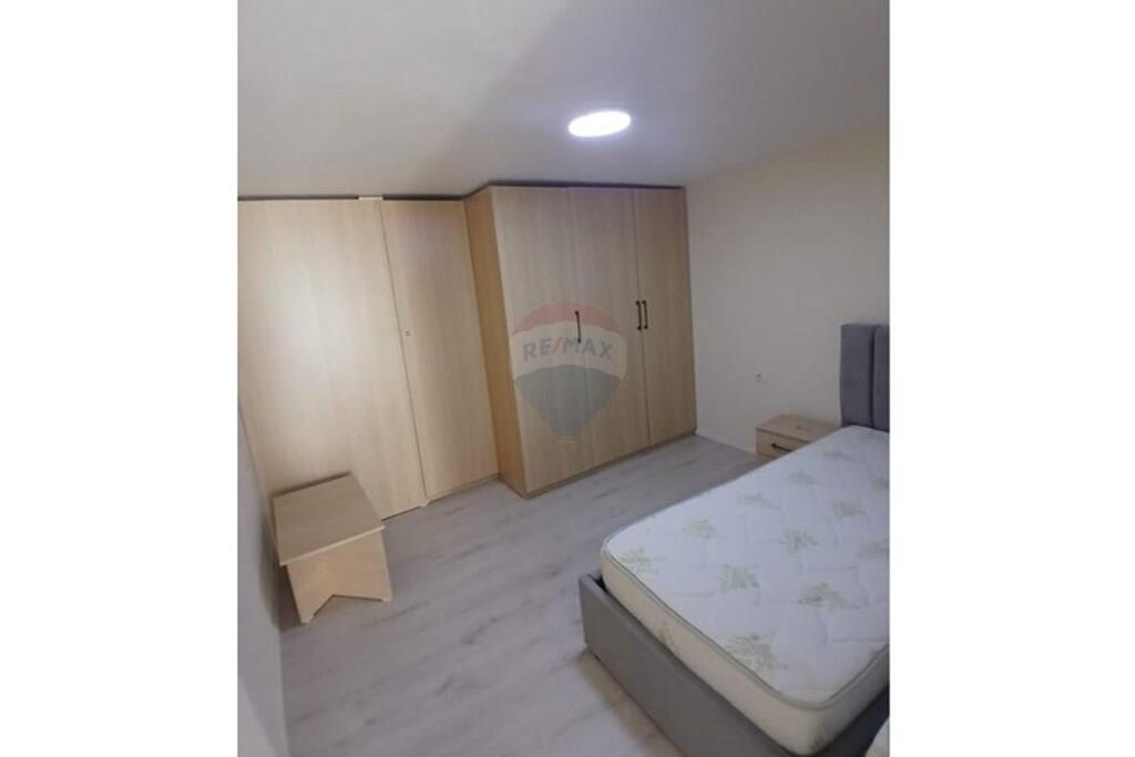 Duplex in affitto, Liqeni i Thate