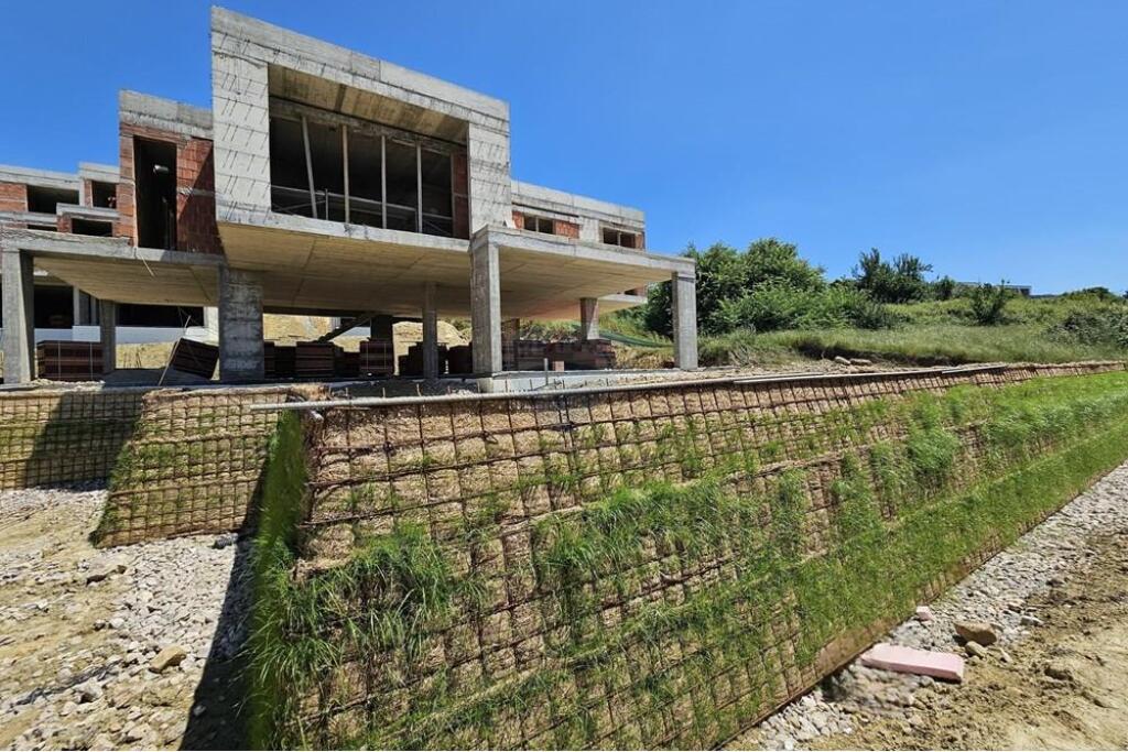Vila për shitje buzë liqenit të Farkës!