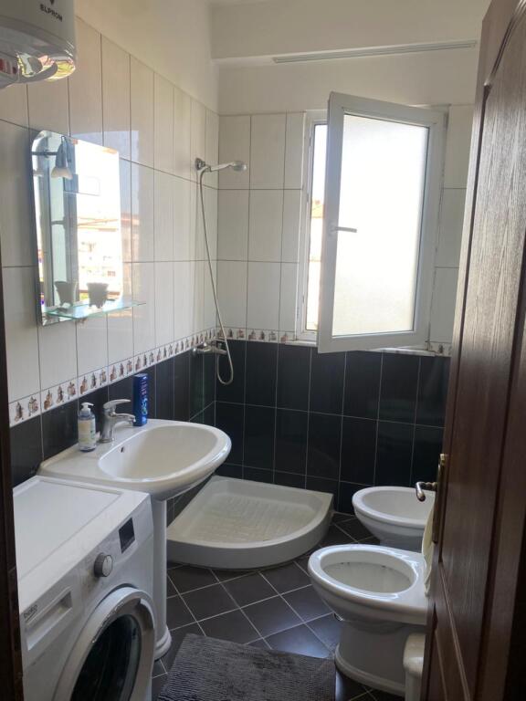 Një apartament 2+1+2 jepet me qera tek Eleonora.