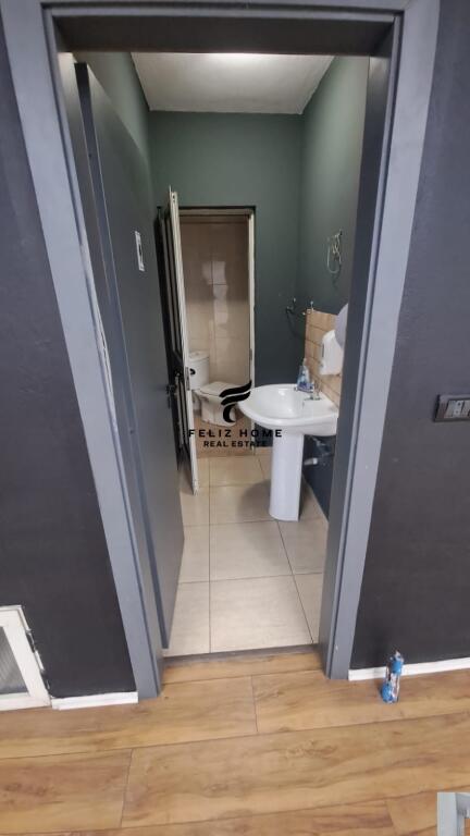 AMBIENTE COMMERCIALE IN AFFITTO 300 M2 VIA KAVAJES