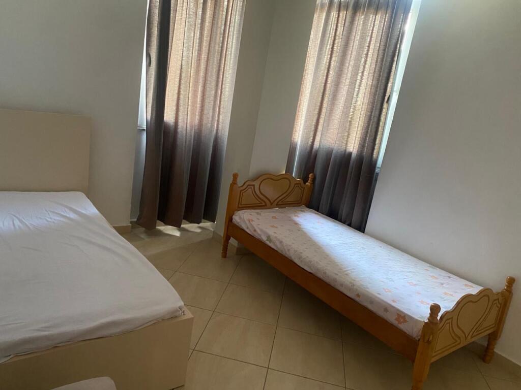 Një apartament 2+1+2 jepet me qera tek Eleonora.